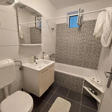 Bratus Apartman *